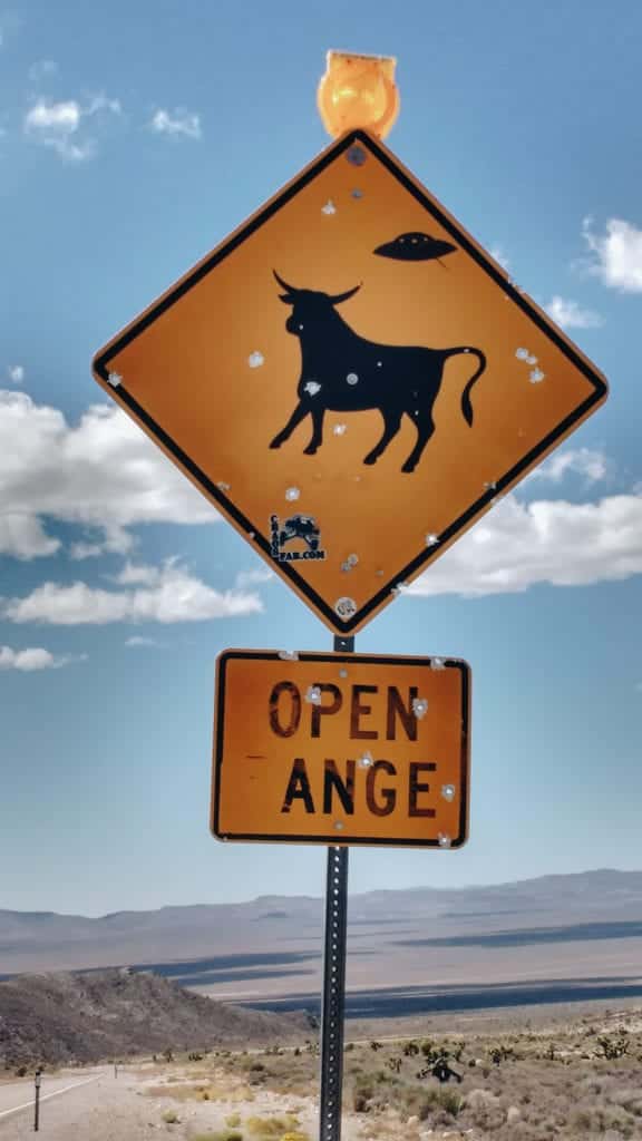 Placa de trânsito engraçada na Extraterrestrial Highway, Estados Unidos