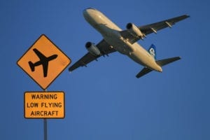 Placa de trânsito alertando sobre a possibilidade de voos rasantes