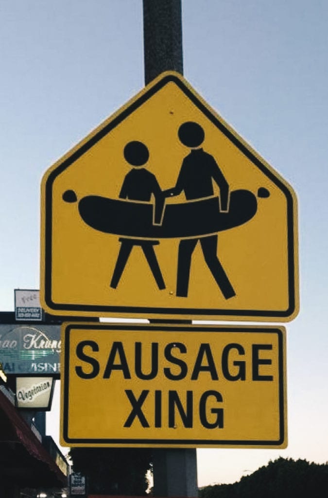 Placa de trânsito engraçada colocada por um restaurante em Los Angeles, Califórnia, Estados Unidos