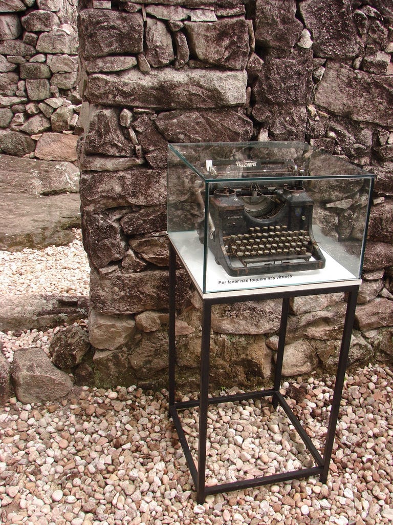Máquina de escrever nas ruínas de Igatu, na Chapada Diamantina, Bahia, Brasil