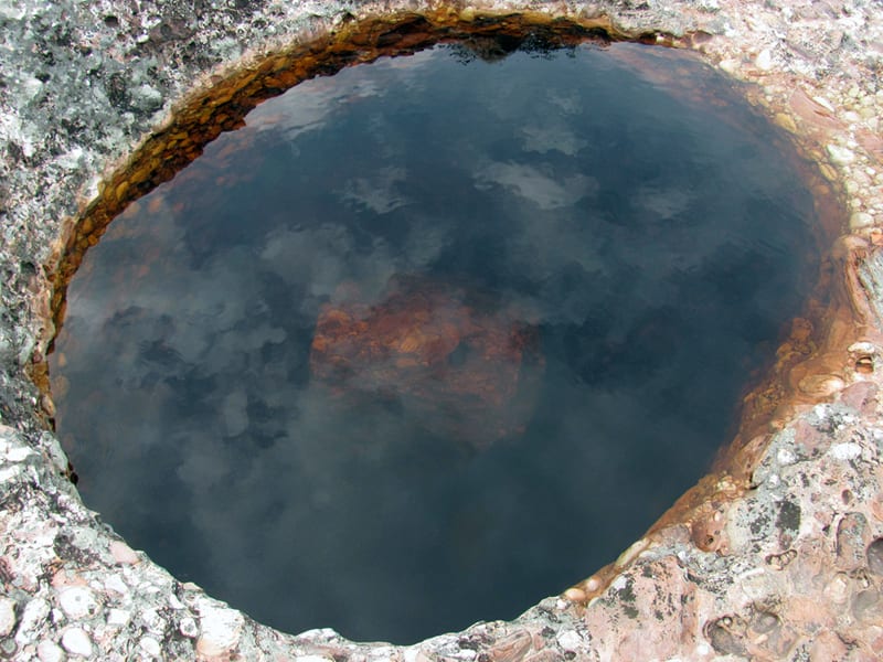 Em Serrano, piscinas naturais se formam em buracos na rocha. Chapada Diamantina, Bahia, Brasil