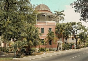 O prédio octagonal que abriga a Biblioteca Pública de Nassau foi construído para ser um presídio. Fica na Praça do Parlamento