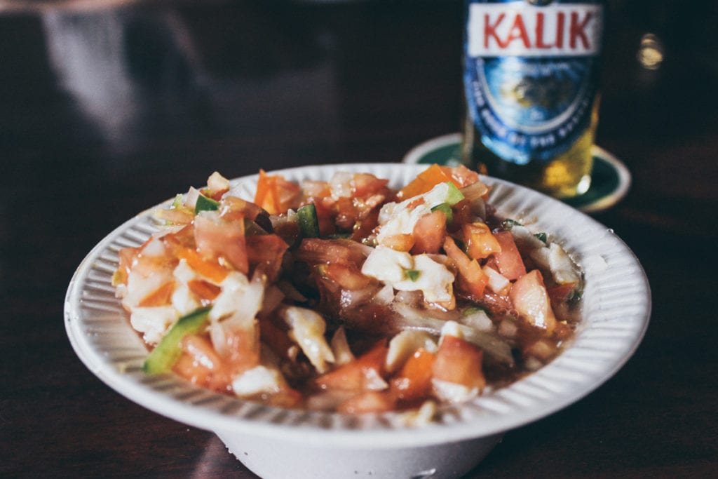Crunchy salad e cerveja Kalik, a refeição que tem a cara de Nassau
