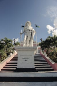Estátua de Colombo na escadaria da Government House, em Nassau, Bahamas