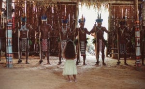Índios da tribo Dessana em um ritual