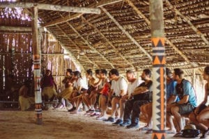 Turistas assistindo ao ritual na tribo Dessana, na Amazônia