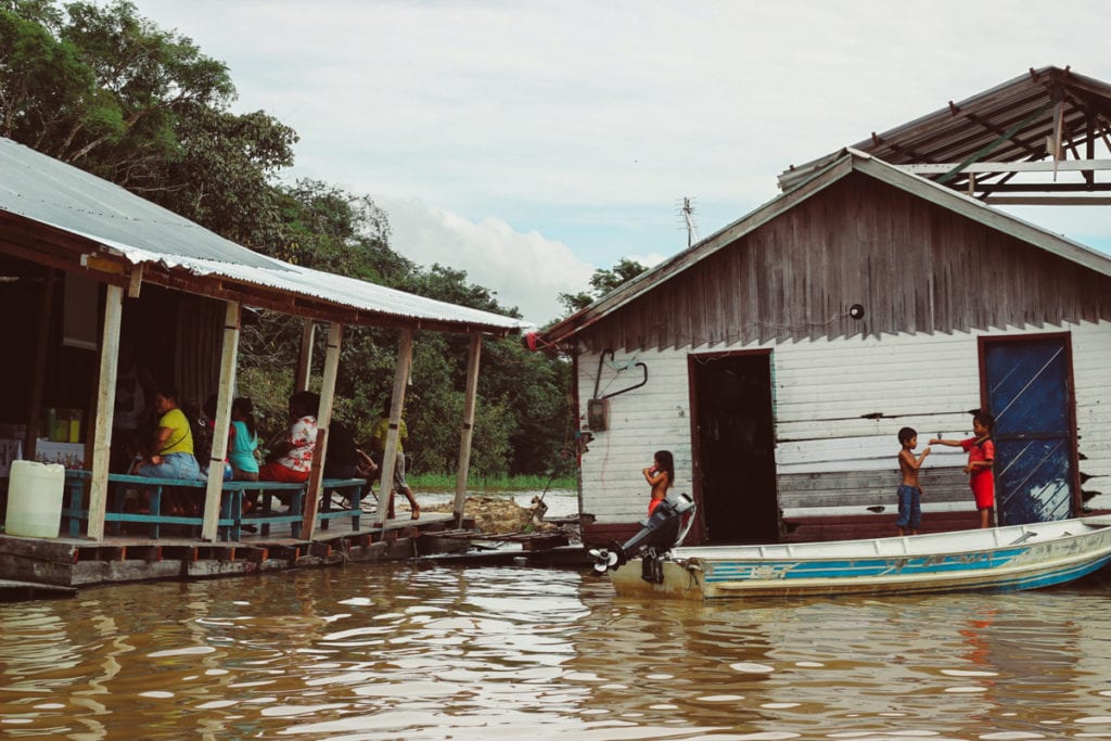 Chegando a uma comunidade ribeirinha nos arredores de Manaus, Amazonas, Brasil