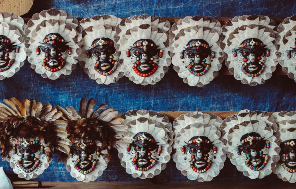 Máscaras vendidas na feira de artesanato nos arredores de Manaus