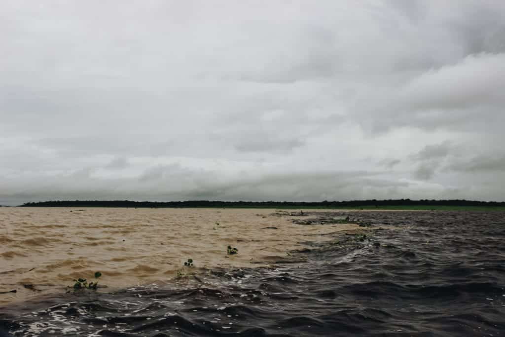 As águas dos rios Negro e Solimões correm por mais de 6 quilômetros em paralelo antes de formarem o grandioso Rio Amazonas