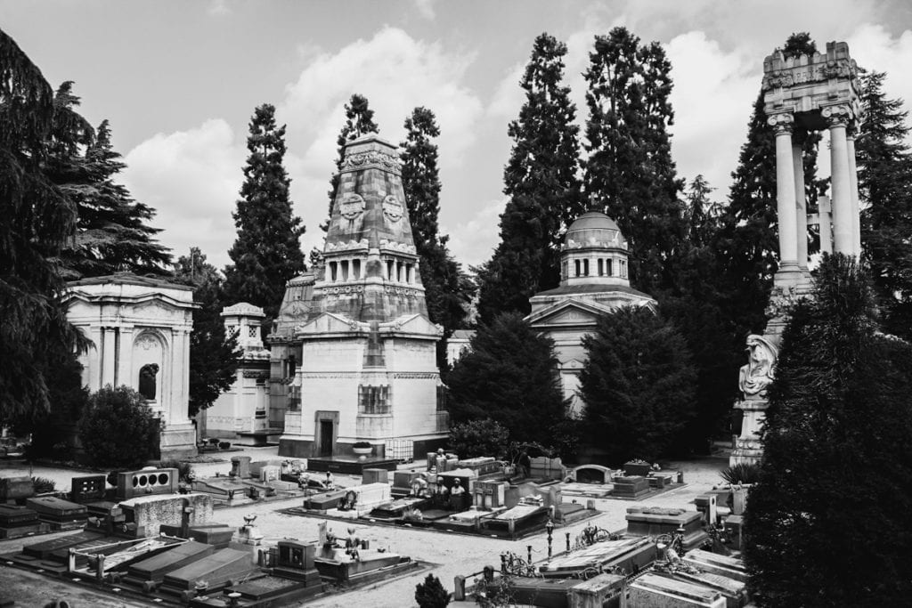 Pátio do Cemitério Monumental de Milão, na Itália