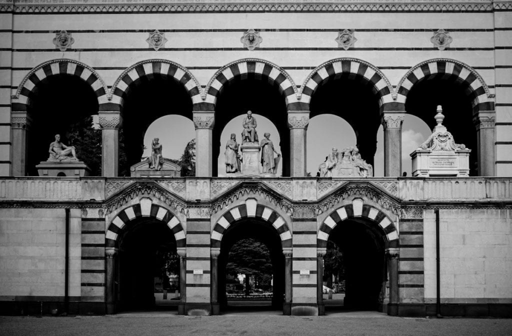 Arcos na entrada do Cemitério Monumental de Milão, na Itália