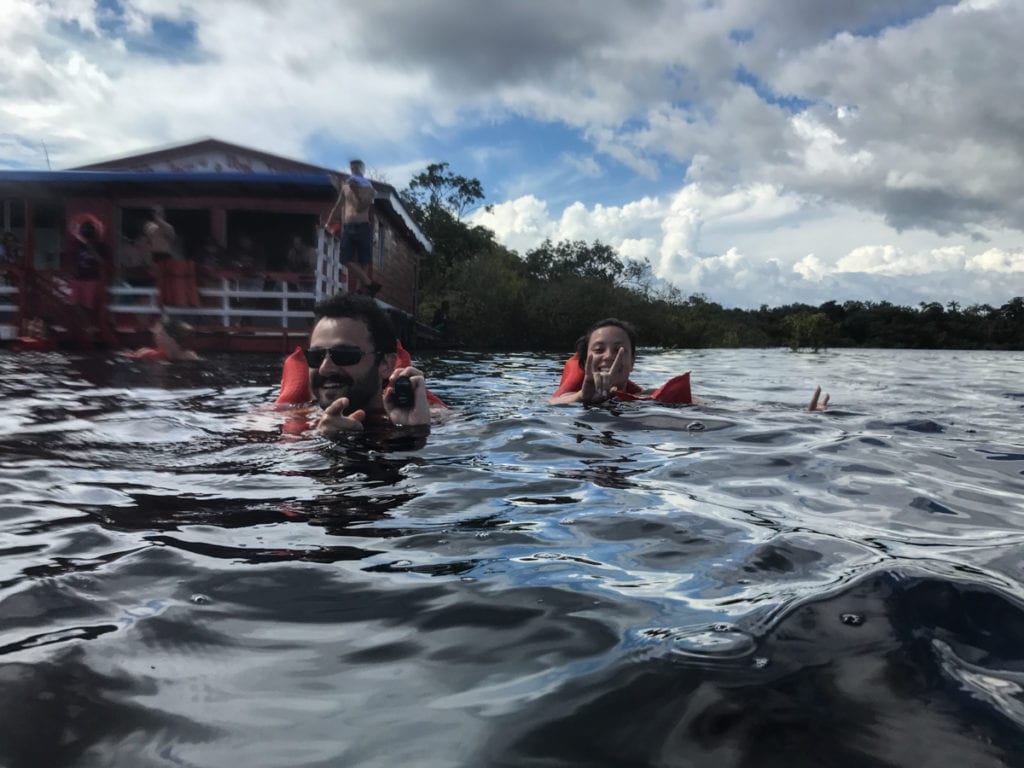 Um mergulho no Rio Negro com os botos para refrescar