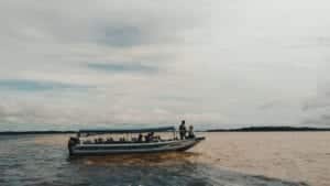 Encontro das águas dos rios Negro e Solimões em Manaus, Amazonas, Brasil