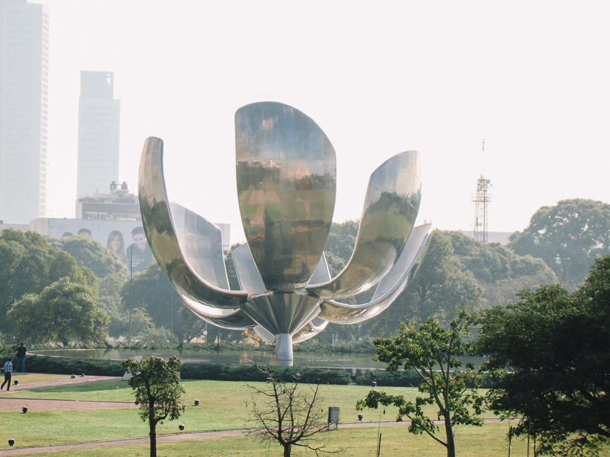 Floralis Generica, na Praça das Nações de Buenos Aires, Argentina