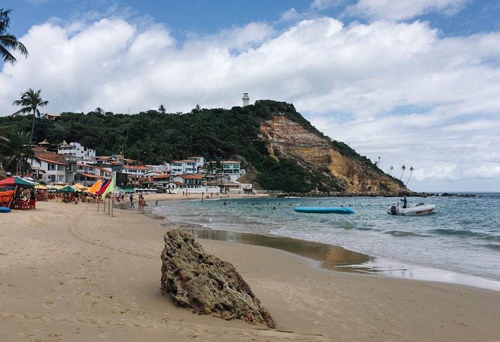 Tirolesa e piscinas naturais são as atrações da primeira praia em Morro de São Paulo