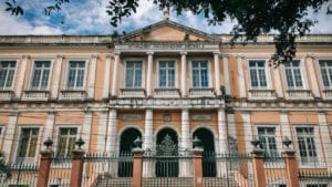 Colégio D. Pedro II na praça Heliodoro Balbi, centro histórico de Manaus