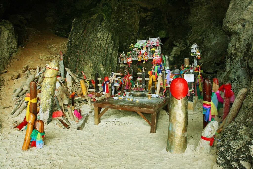 Phranang Cave, o templo dos pênis no sul da Tailândia