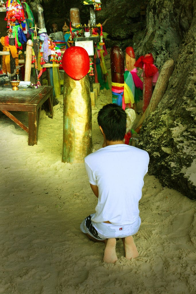 Respeite os devotos no Phranang Cave, templo tailandês