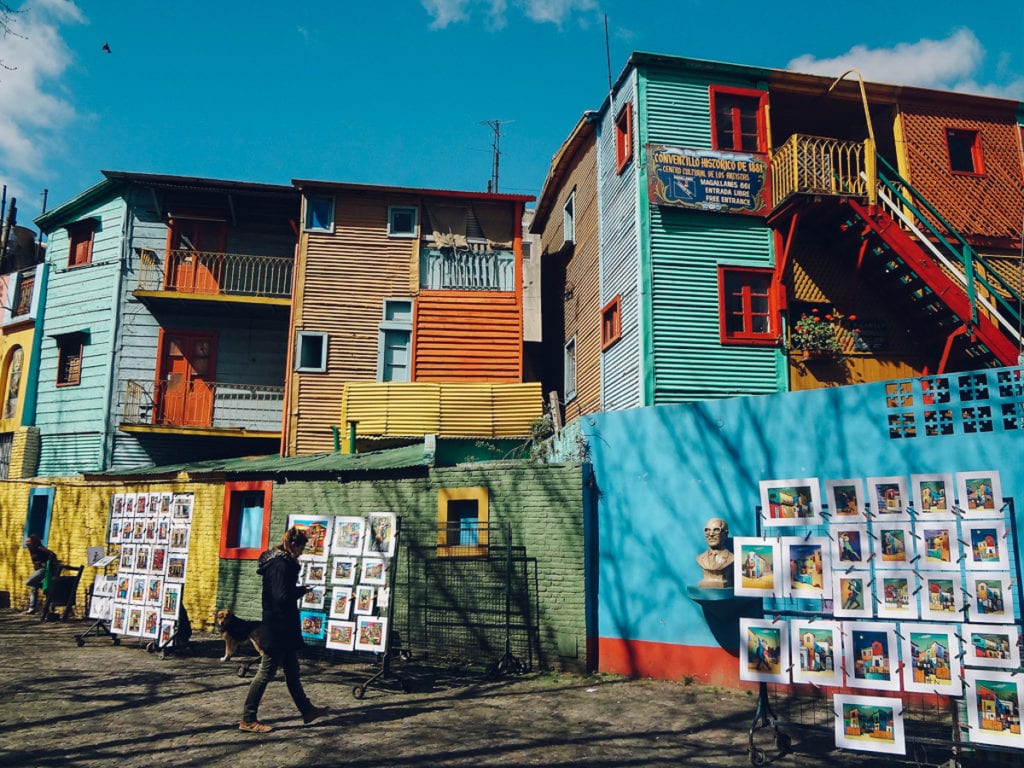 Obras de artistas locais à venda na Feira do Caminito, em Buenos Aires, Argentina