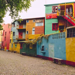 As construções coloridas do Bairro La Boca, em Buenos Aires, chamam atenção
