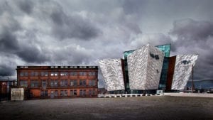 Observando bem, você verá que a fachada do edifício faz referência à proa do Titanic. Atração de Belfast, capital da Irlanda do Norte que pode ser conhecida em um bate e volta a partir de Dublin