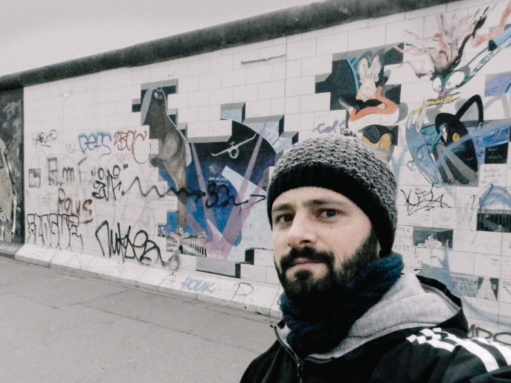 Adriano no East Side Gallery, que ocupa uma parte do Muro de Berlim,na capital alemã