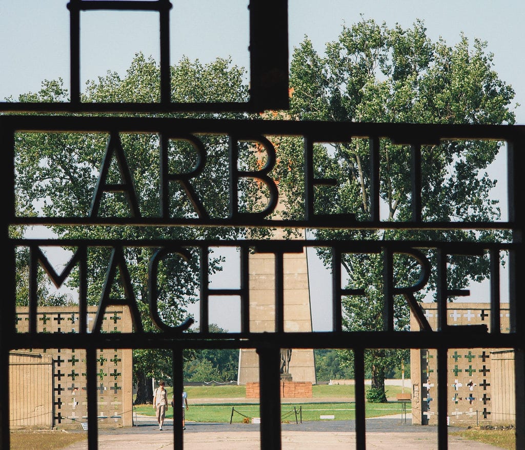 Portão do antigo Campo de Concentração de Sachsenhausen, a poucos quilômetros de Berlim