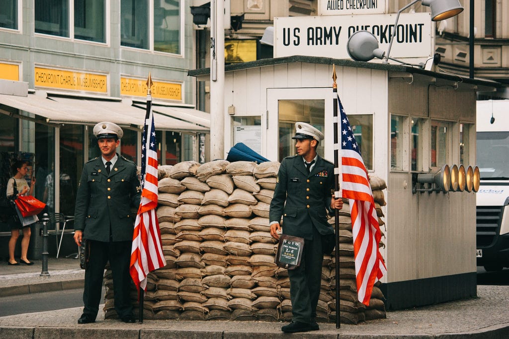 Checkpoint Charlie foi uma das três fronteiras de passagem entre a Alemanha Ocidental e a Alemanha Oriental durante a Guerra Fria