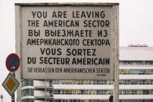 Placa do período da Guerra Fria permanece intacta no Checkpoint Charlie