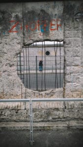 Buraco no muro de Berlim que pode ser visto durante uma visita ao museu Topografia do Terror