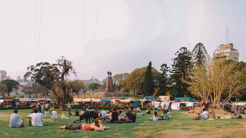 Feira hippie na Plaza Francia, em Buenos Aires, Argentina