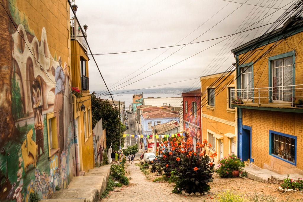 Casas coloridas e desenhos nos muros compõem o belo cenário de Valparaíso, no Chile