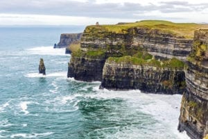 Cliffs of Moher, cartão postal que é possível conhecer em um bate e volta a partir de Dublin, na Irlanda