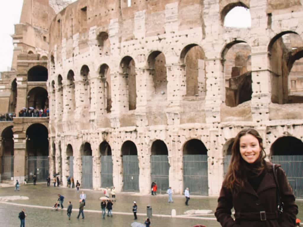 Em frente ao Coliseu de Roma durante o meu primeiro mochilão barato pela Europa
