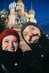 Gisele Rocha e Adriano Castro em frente a Catedral de São Basílio, na Praça Vermelha de Moscou