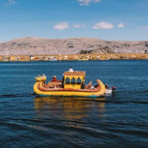 Passear pelas ilhas flutuantes do Lago Titicaca é inesquecível