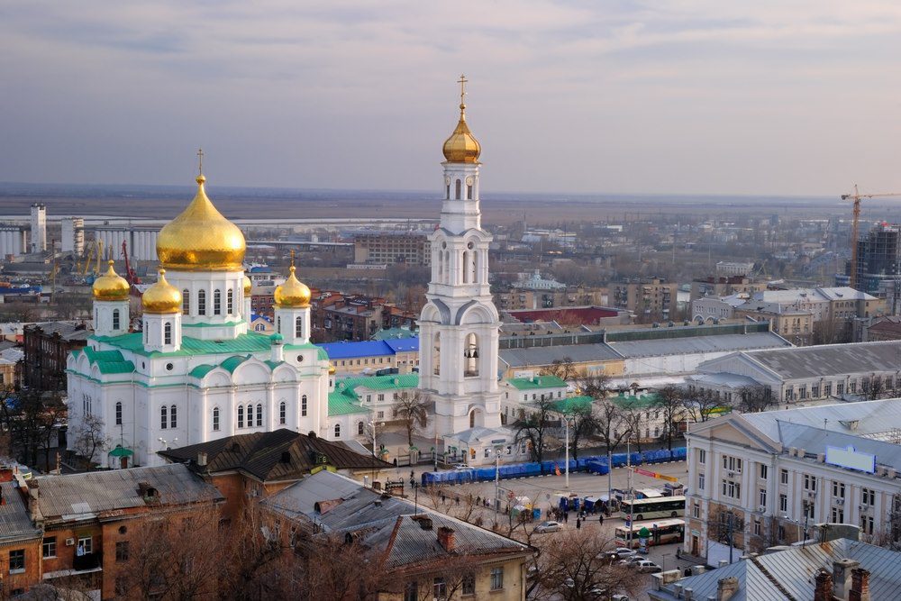 Catedral ortodoxa e o Campanário em Rostov do Don, na Rússia