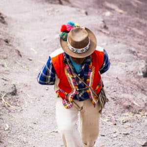Homem usando roupas típicas do Peru