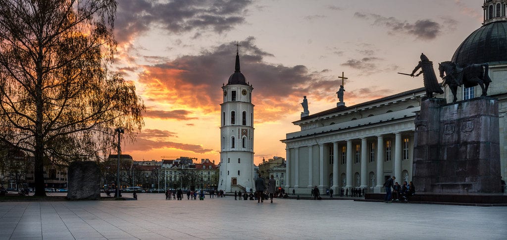 Cathedral Square em Vilnius, capital da Lituânia. Perfeita para uma eurotrip barata