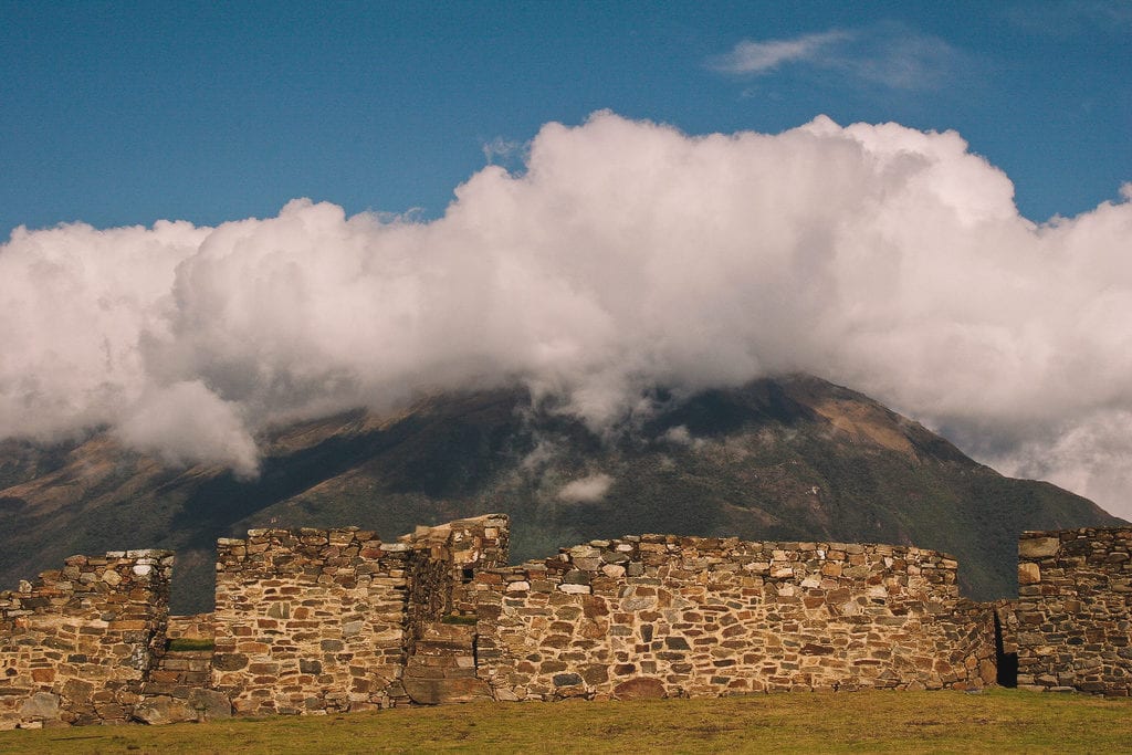 Vista das montanhas nas ruínas de Choquequirao, no Peru
