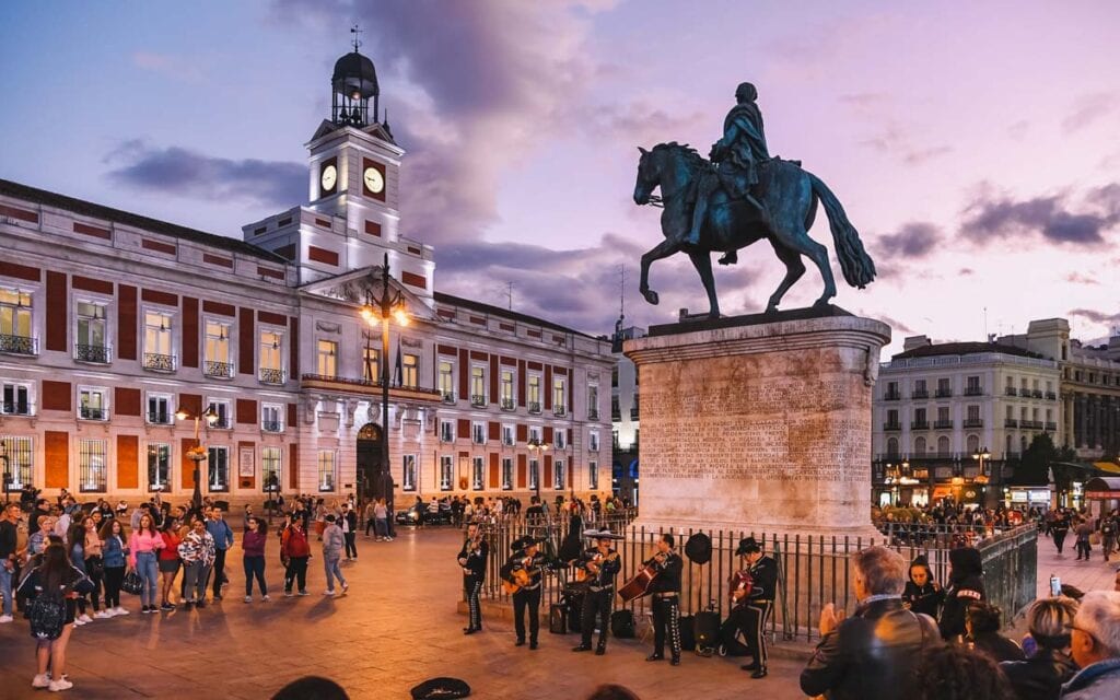 Hospedar-se nas imediações da Puerta del Sol é uma ótima opção para quem quer ter fácil acesso aos pontos turísticos de Madri