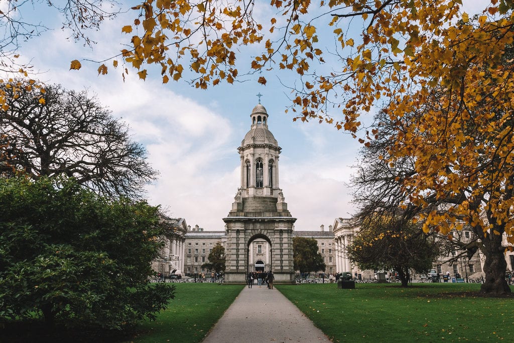 Mais que uma universidade, Trinity College de Dublin tem prédios centenários e belos jardins, que podem ser visitados gratuitamente