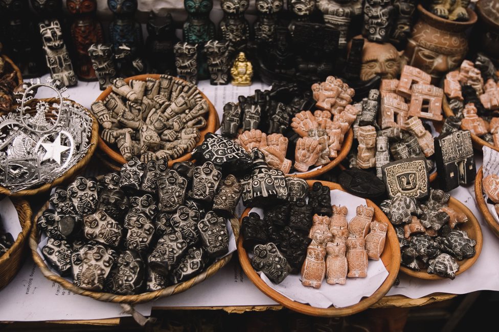 Amuletos no Mercado de las Brujas, um mercado diferenciado em La Paz, Bolívia