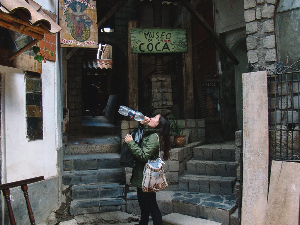 A engraçadona tomando Pepsi na frente do Museu da Coca, em La Paz