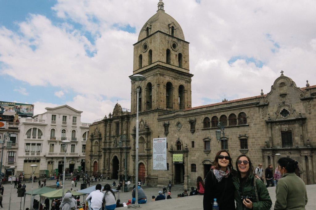 Gisele e Laura na Plaza San Francisco, em La Paz, Bolívia