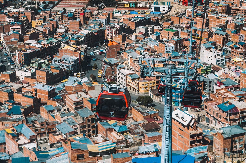 O passeio de teleférico é uma boa opção de passeio barato, quase de graça, em La Paz, Bolívia