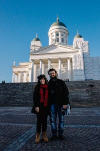 Gisele e Adriano na Praça do Senado, em frente à Catedral de Helsinque, na Finlândia