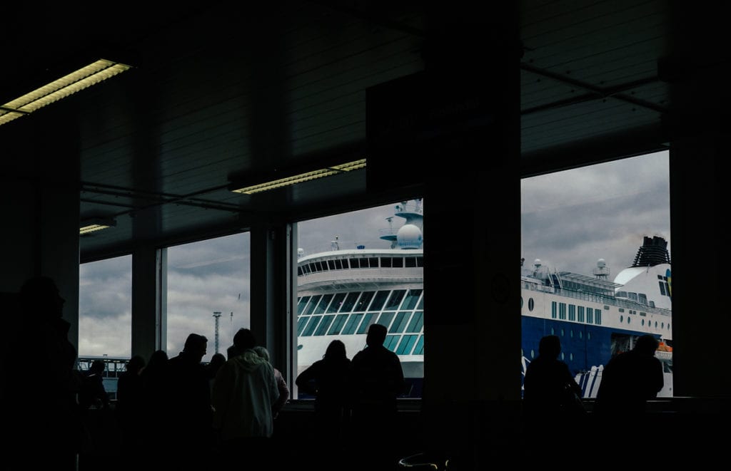 Aguardando o ferry que faria a viagem entre Tallinn e Helsinque