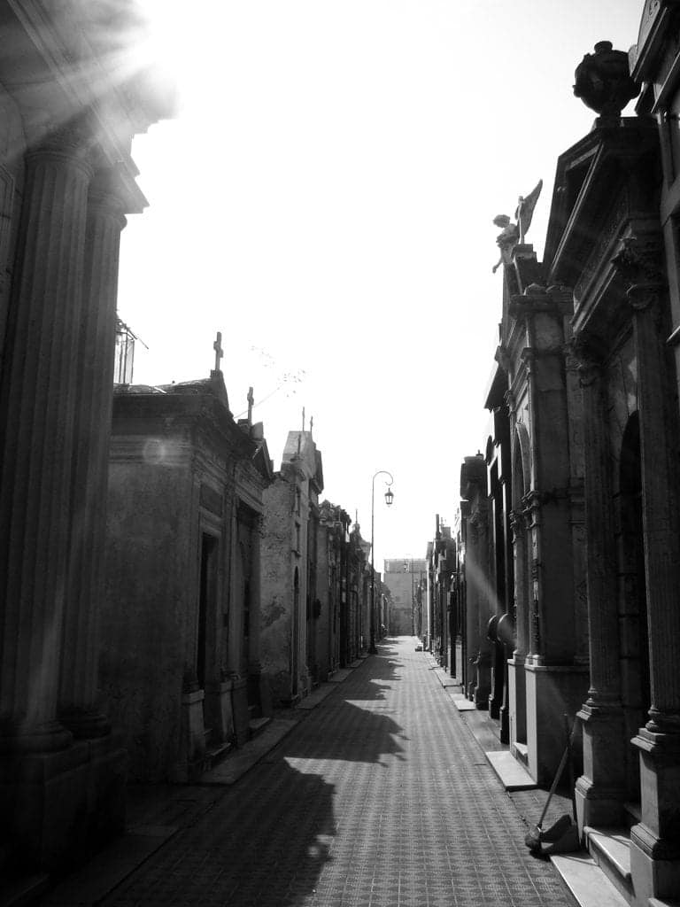Foto em preto e branco do Cemitério da Recoleta, em Buenos Aires, Argentina