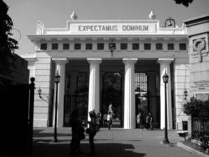 “Expectamus Dominum”, ou “Esperamos pelo Senhor”, é o que diz o letreiro na parte interna do Cemitério da Recoleta, em Buenos Aires